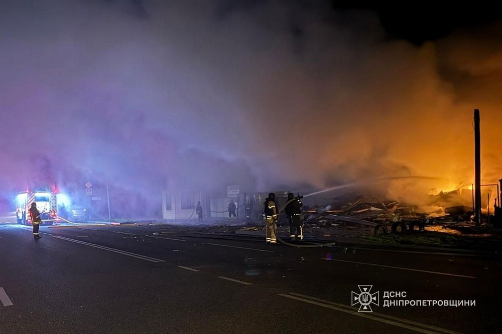 Поранені, пожежі і руйнування: наслідки обстрілів Нікопольщини, Павлограда і Синельниківщини показали у ДСНС Поранені, пожежі і руйнування: наслідки обстрілів Нікопольщини, Павлограда і Синельниківщини показали у ДСНС