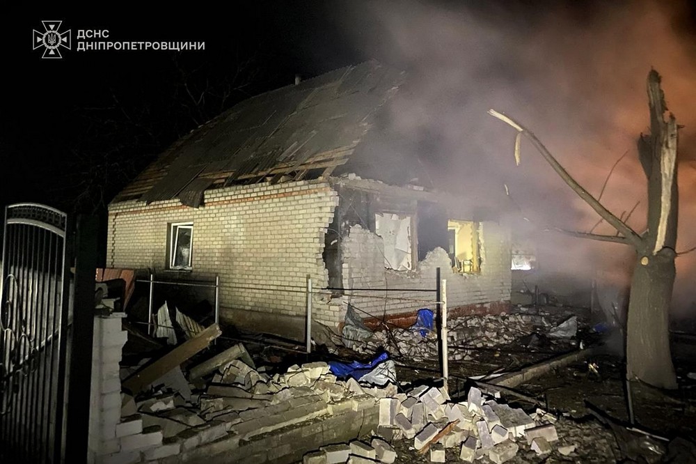 Поранені, пожежі і руйнування: наслідки обстрілів Нікопольщини, Павлограда і Синельниківщини показали у ДСНС Поранені, пожежі і руйнування: наслідки обстрілів Нікопольщини, Павлограда і Синельниківщини показали у ДСНС