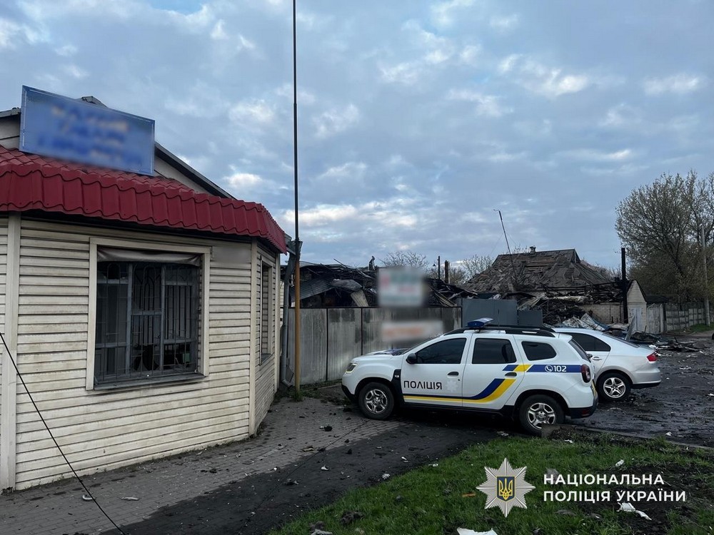 БпЛА влучив у багатоповерхівку в Нікополі і поранив жінку, дрон переслідував поранених поліцейських, також під ударом ворога були район, Павлоград і Синельниківщина (фото)