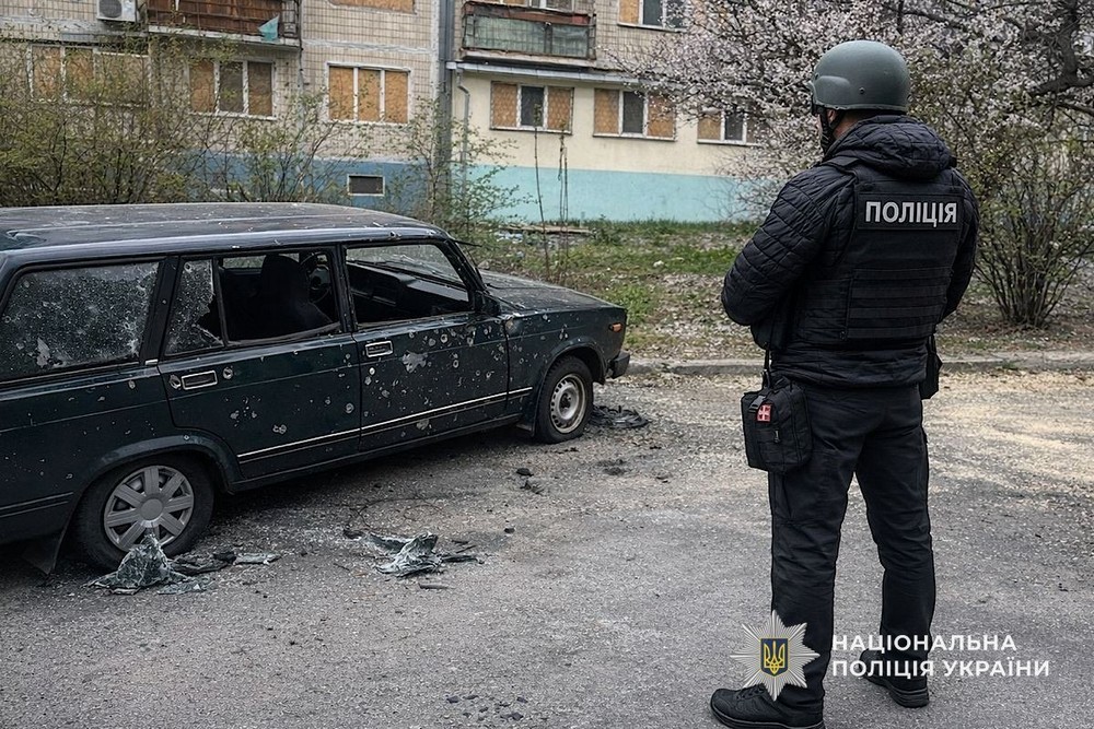 БпЛА влучив у багатоповерхівку в Нікополі і поранив жінку, дрон переслідував поранених поліцейських, також під ударом ворога були район, Павлоград і Синельниківщина (фото)