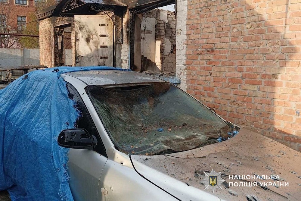 БпЛА влучив у багатоповерхівку в Нікополі і поранив жінку, дрон переслідував поранених поліцейських, також під ударом ворога були район, Павлоград і Синельниківщина (фото)