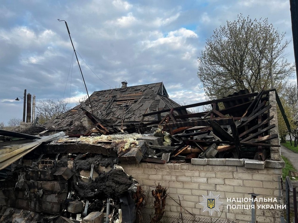 БпЛА влучив у багатоповерхівку в Нікополі і поранив жінку, дрон переслідував поранених поліцейських, також під ударом ворога були район, Павлоград і Синельниківщина (фото)