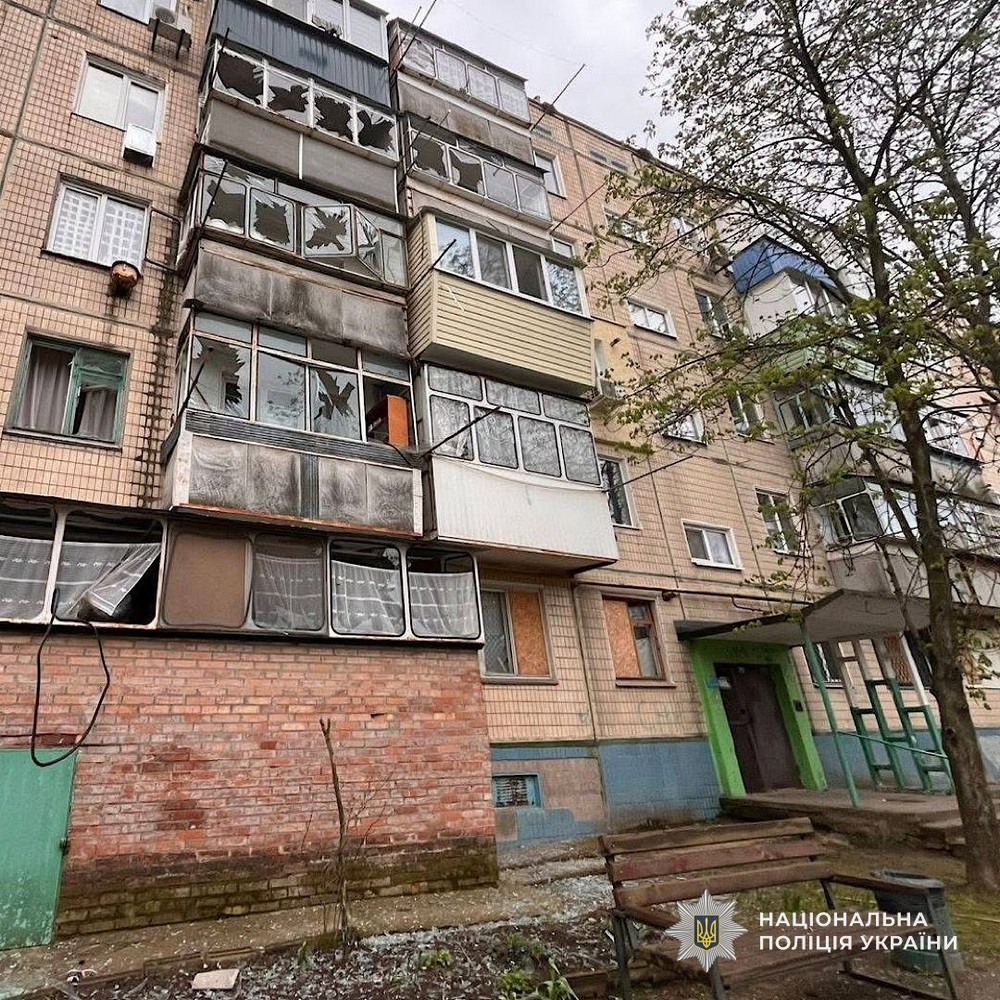 БпЛА влучив у багатоповерхівку в Нікополі і поранив жінку, дрон переслідував поранених поліцейських, також під ударом ворога були район, Павлоград і Синельниківщина (фото)