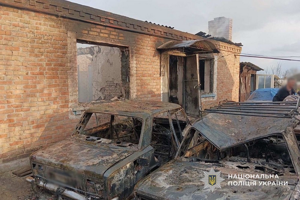 БпЛА влучив у багатоповерхівку в Нікополі і поранив жінку, дрон переслідував поранених поліцейських, також під ударом ворога були район, Павлоград і Синельниківщина (фото)