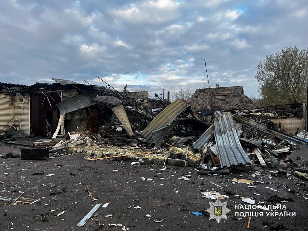 БпЛА влучив у багатоповерхівку в Нікополі і поранив жінку, дрон переслідував поранених поліцейських, також під ударом ворога були район, Павлоград і Синельниківщина (фото)