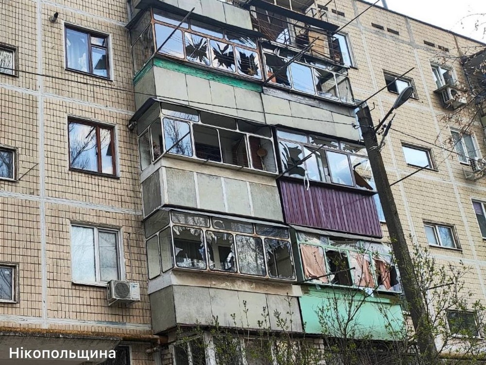 Ворог накрив Нікополь «Градом»: побито магазин, лікарня, підприємство, горіли вантажівки, - також під ударом були район і Синельниківщина (фото) Ворог накрив Нікополь «Градом»: побито магазин, лікарня, підприємство, горіли вантажівки, - також під ударом були район і Синельниківщина (фото)