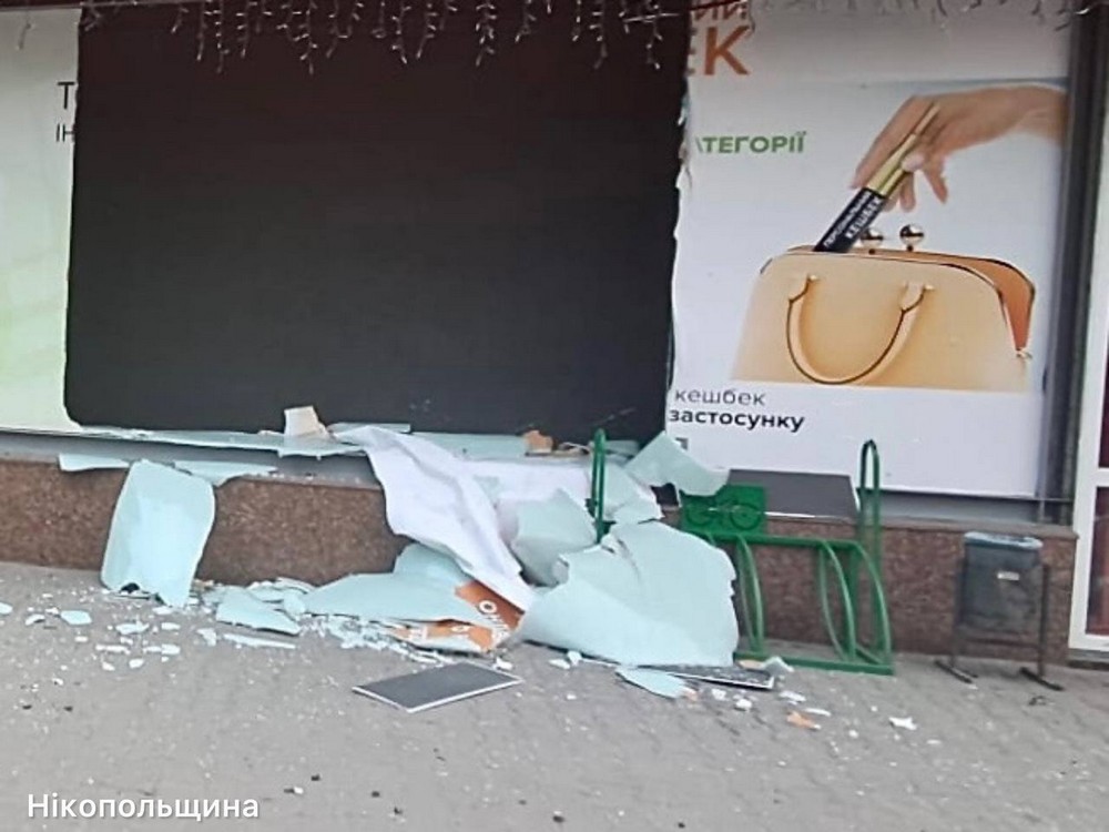 Ворог накрив Нікополь «Градом»: побито магазин, лікарня, підприємство, горіли вантажівки, - також під ударом були район і Синельниківщина (фото) Ворог накрив Нікополь «Градом»: побито магазин, лікарня, підприємство, горіли вантажівки, - також під ударом були район і Синельниківщина (фото)