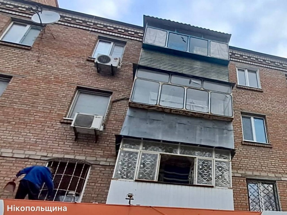 Ворог накрив Нікополь «Градом»: побито магазин, лікарня, підприємство, горіли вантажівки, - також під ударом були район і Синельниківщина (фото) Ворог накрив Нікополь «Градом»: побито магазин, лікарня, підприємство, горіли вантажівки, - також під ударом були район і Синельниківщина (фото)