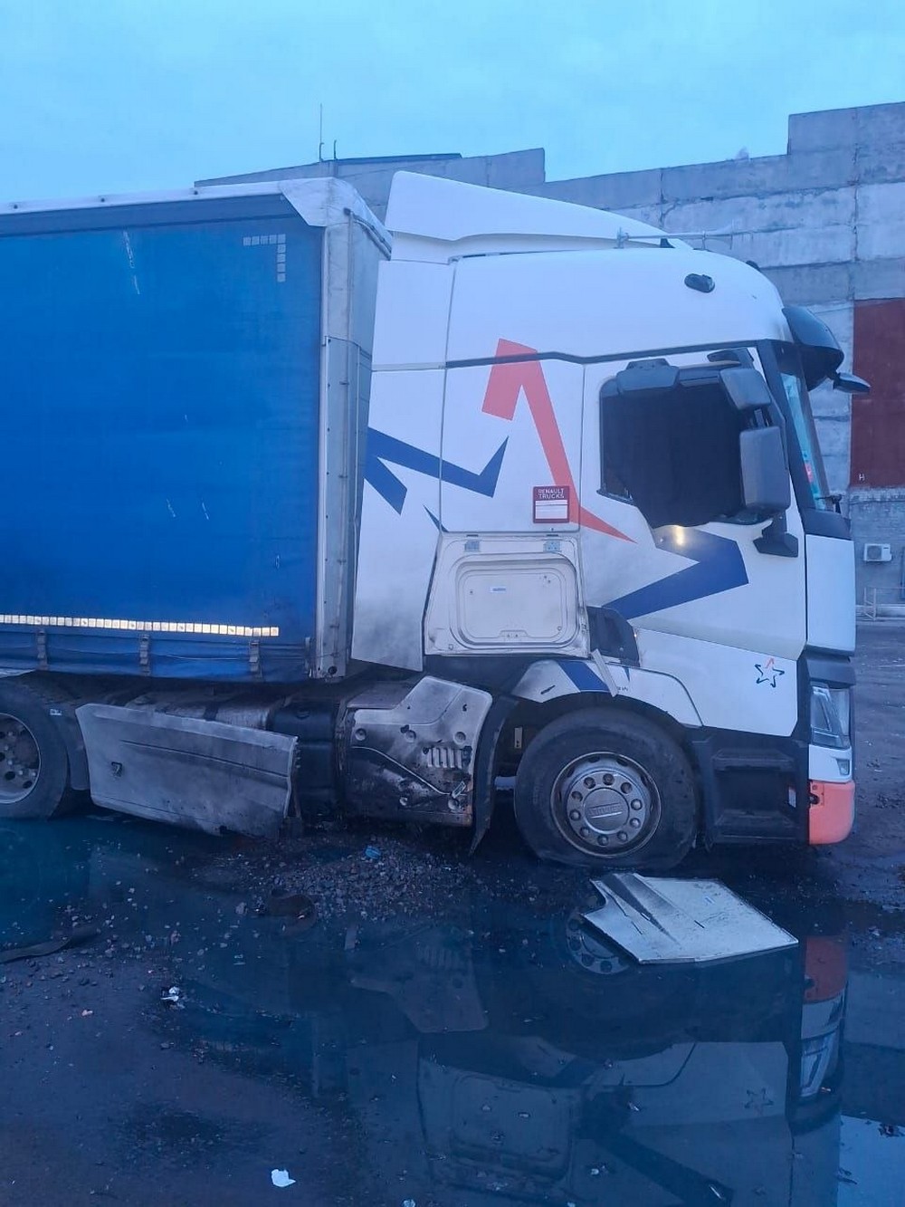 Ворог накрив Нікополь «Градом»: побито магазин, лікарня, підприємство, горіли вантажівки, - також під ударом були район і Синельниківщина (фото) Ворог накрив Нікополь «Градом»: побито магазин, лікарня, підприємство, горіли вантажівки, - також під ударом були район і Синельниківщина (фото)