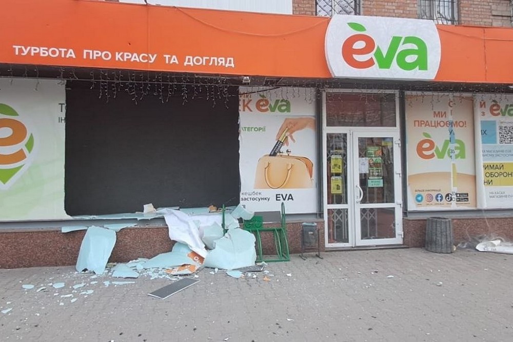 Ворог накрив Нікополь «Градом»: побито магазин, лікарня, підприємство, горіли вантажівки, - також під ударом були район і Синельниківщина (фото) Ворог накрив Нікополь «Градом»: побито магазин, лікарня, підприємство, горіли вантажівки, - також під ударом були район і Синельниківщина (фото)