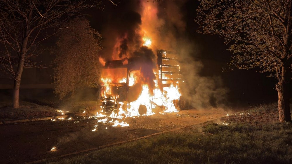 Ворог накрив Нікополь «Градом»: побито магазин, лікарня, підприємство, горіли вантажівки, - також під ударом були район і Синельниківщина (фото) Ворог накрив Нікополь «Градом»: побито магазин, лікарня, підприємство, горіли вантажівки, - також під ударом були район і Синельниківщина (фото)