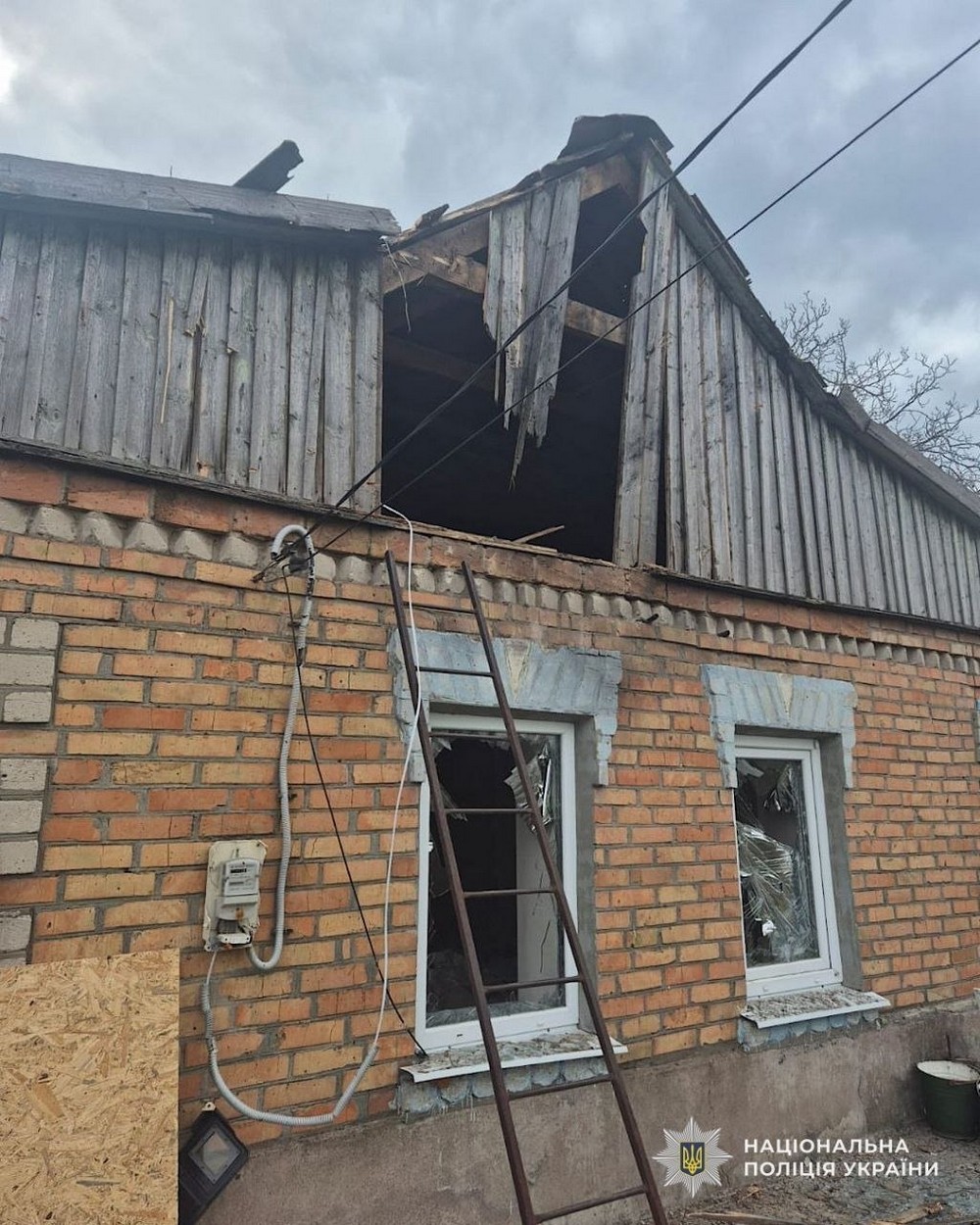 Понад 130 ударів по Нікопольщині, також ворог бив по Криворіжжю і Синельниківщині напередодні Великодня – є поранені і руйнування (фото) Понад 130 ударів по Нікопольщині, також ворог бив по Криворіжжю і Синельниківщині напередодні Великодня – є поранені і руйнування (фото)