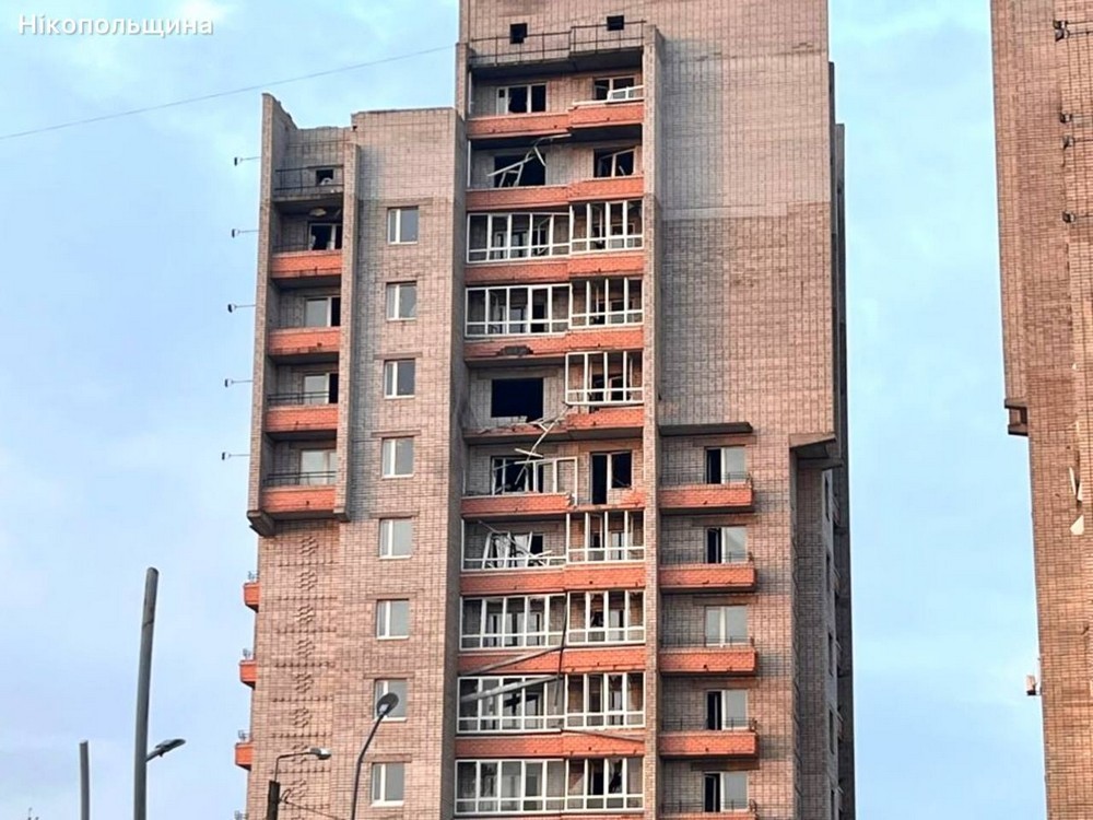У Нікополі побито багатоповерхівки в центрі, під ударом ворога також були район і Синельниківщина (фото) У Нікополі побито багатоповерхівки в центрі, під ударом ворога також були район і Синельниківщина (фото)