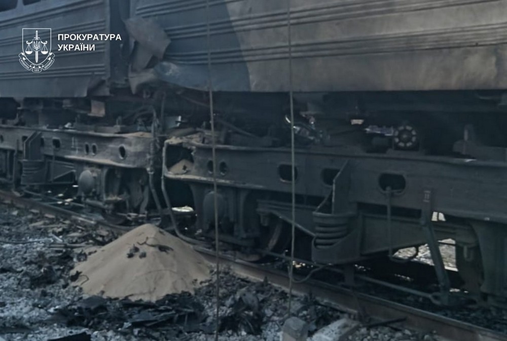 Двоє поранених і пошкоджено залізницю внаслідок обстрілу Дніпра: прокуратура розпочала розслідування