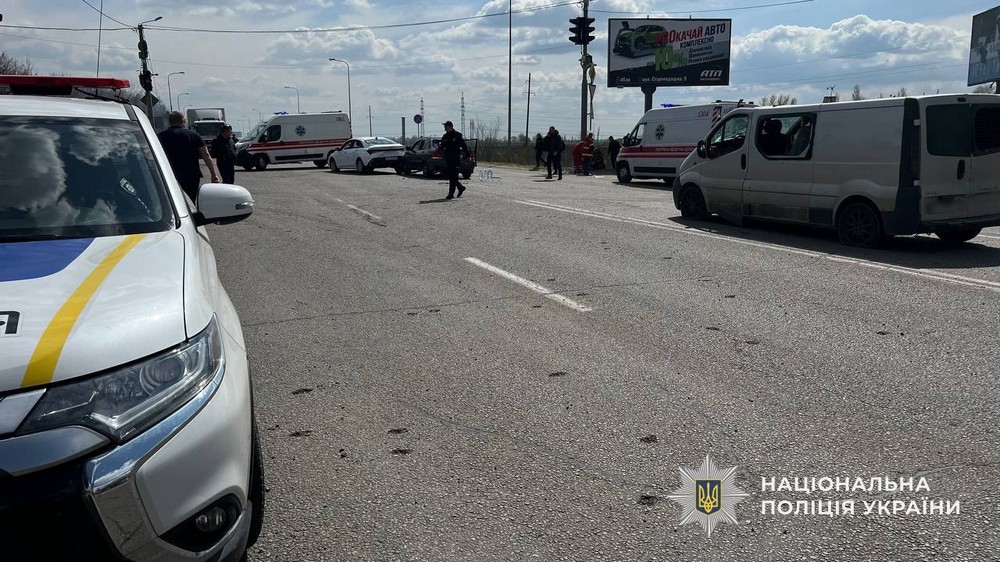 Загиблі і десятки поранених, люди перебували у автівках: жахливі наслідки ворожої атаки на Дніпро 14 квітня