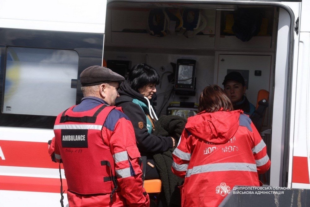 Загиблі і десятки поранених, люди перебували у автівках: жахливі наслідки ворожої атаки на Дніпро 14 квітня