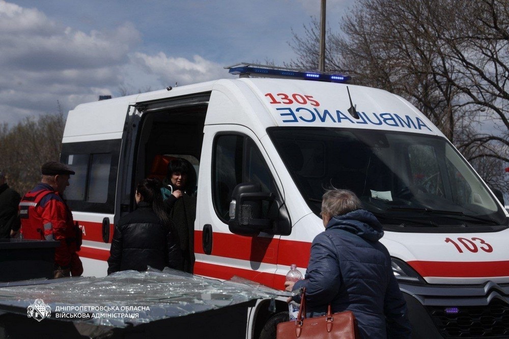 Загиблі і десятки поранених, люди перебували у автівках: жахливі наслідки ворожої атаки на Дніпро 14 квітня