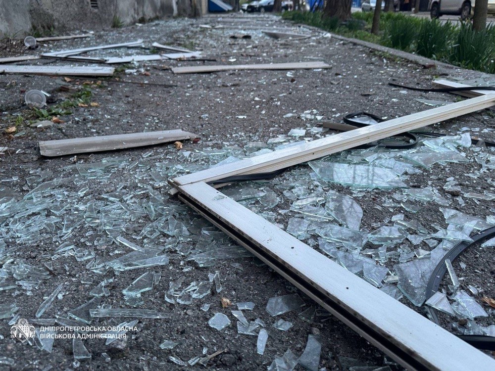 Нікополь і район були під ударом вночі і вранці, троє поранених внаслідок атаки на Дніпро (фото) Нікополь і район були під ударом вночі і вранці, троє поранених внаслідок атаки на Дніпро (фото)