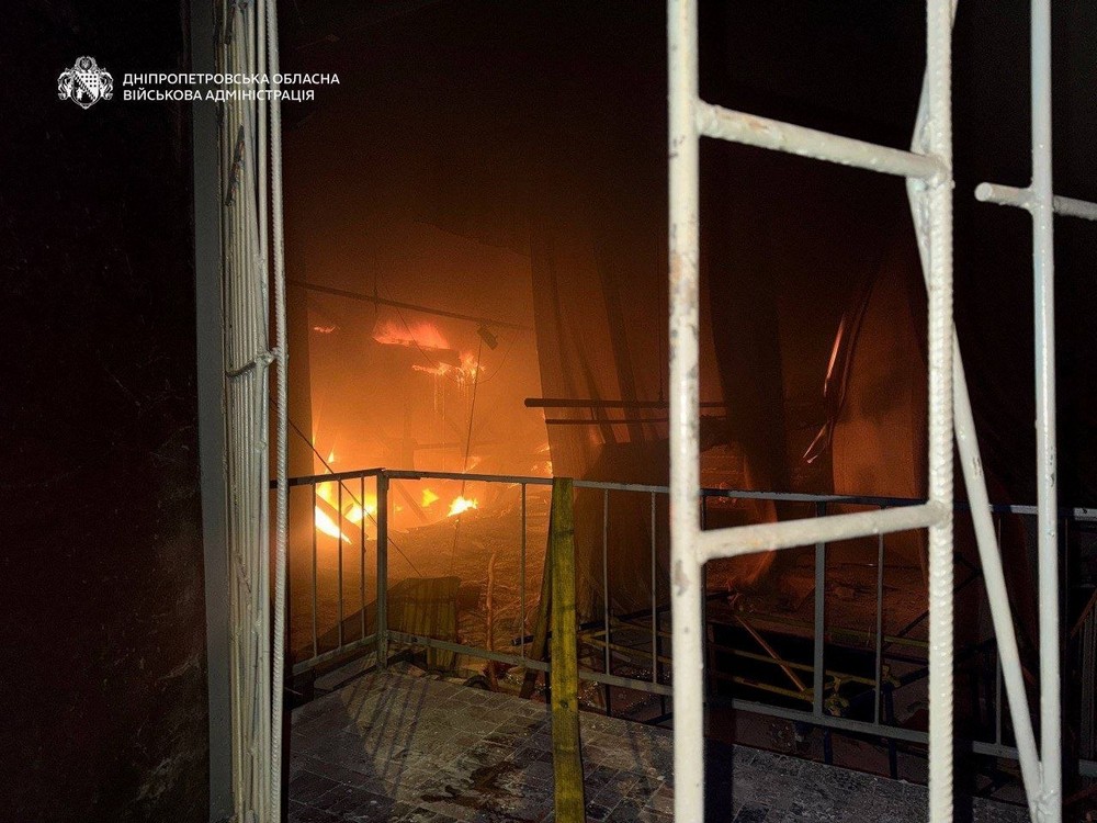 Нікополь і район були під ударом вночі і вранці, троє поранених внаслідок атаки на Дніпро (фото) Нікополь і район були під ударом вночі і вранці, троє поранених внаслідок атаки на Дніпро (фото)