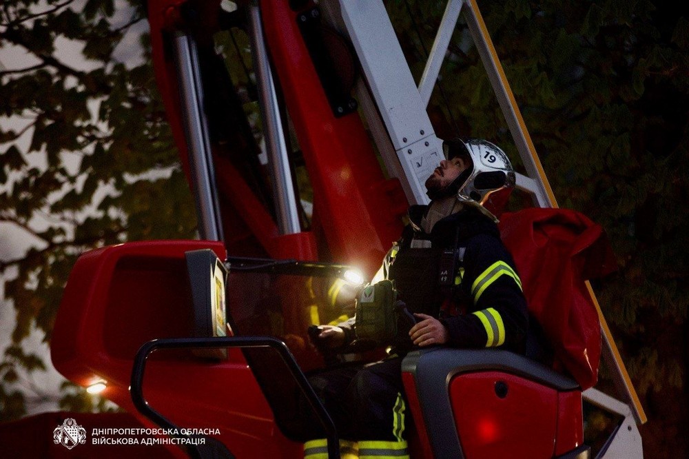 Нікополь і район були під ударом вночі і вранці, троє поранених внаслідок атаки на Дніпро (фото) Нікополь і район були під ударом вночі і вранці, троє поранених внаслідок атаки на Дніпро (фото)