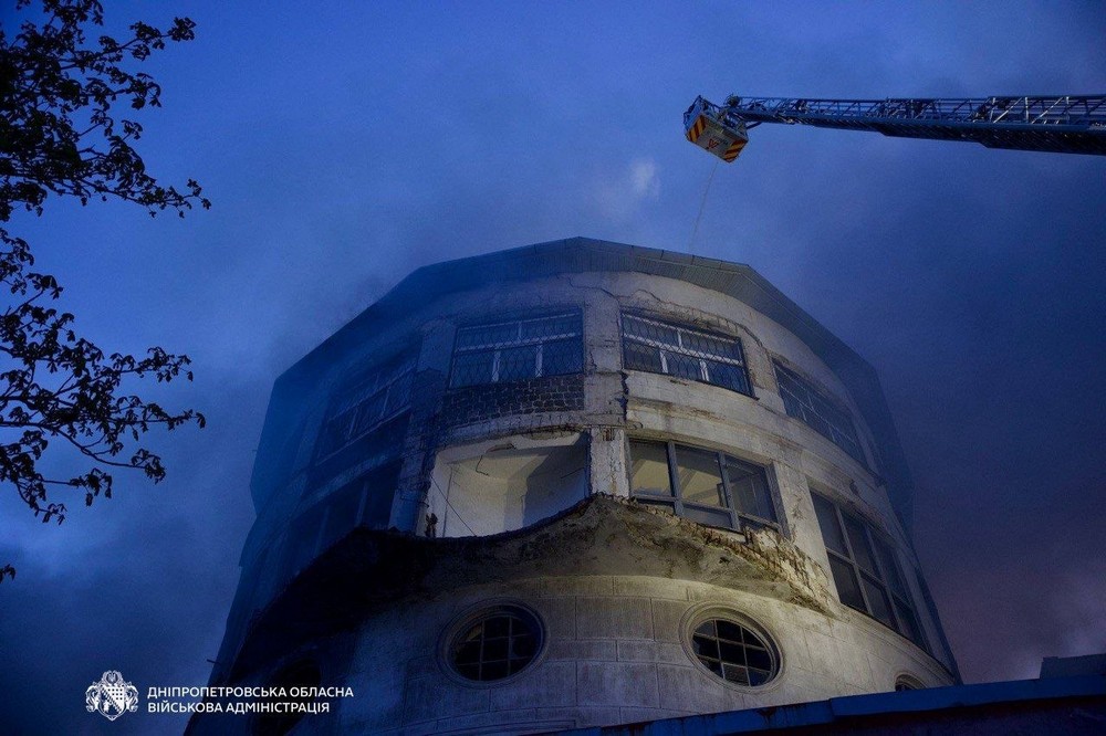 Нікополь і район були під ударом вночі і вранці, троє поранених внаслідок атаки на Дніпро (фото) Нікополь і район були під ударом вночі і вранці, троє поранених внаслідок атаки на Дніпро (фото)