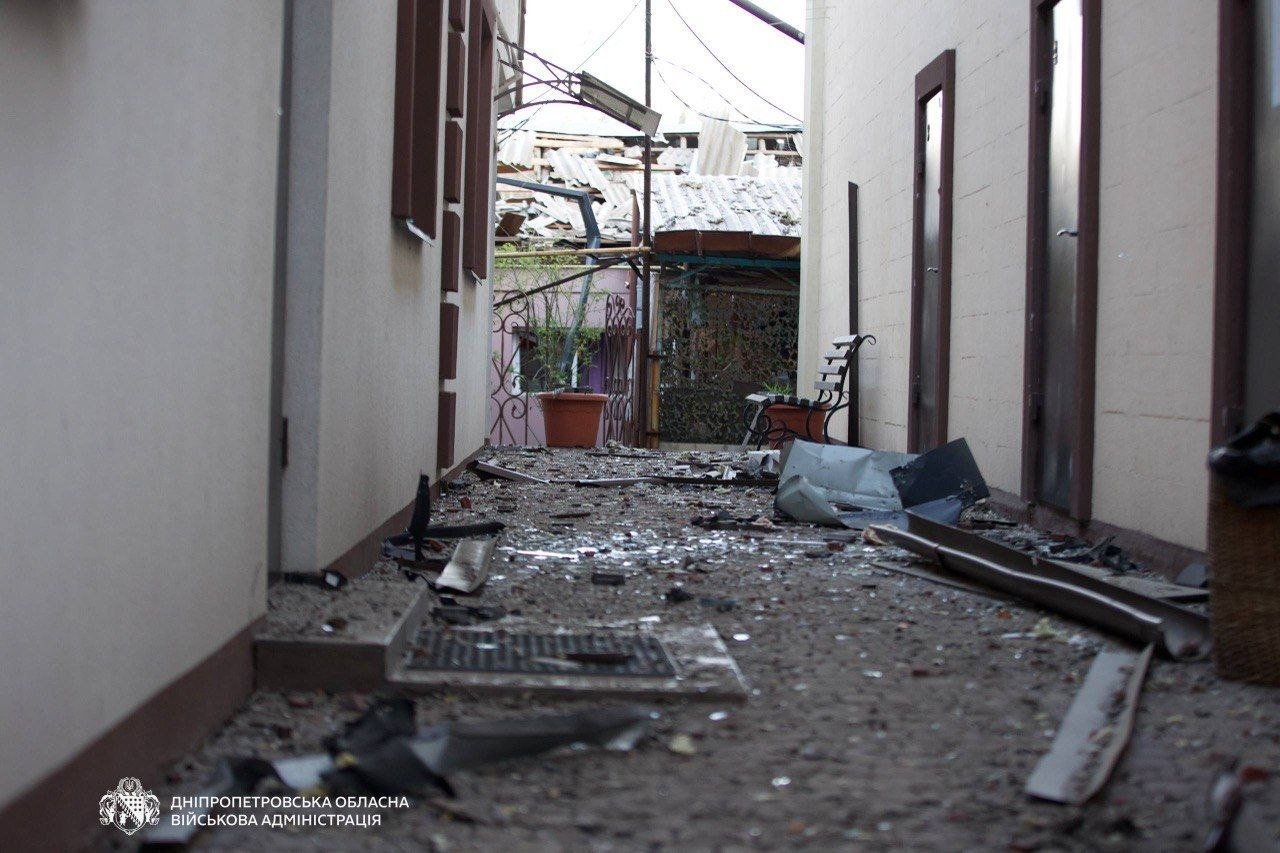 Нікополь і район були під ударом вночі і вранці, троє поранених внаслідок атаки на Дніпро (фото) Нікополь і район були під ударом вночі і вранці, троє поранених внаслідок атаки на Дніпро (фото)