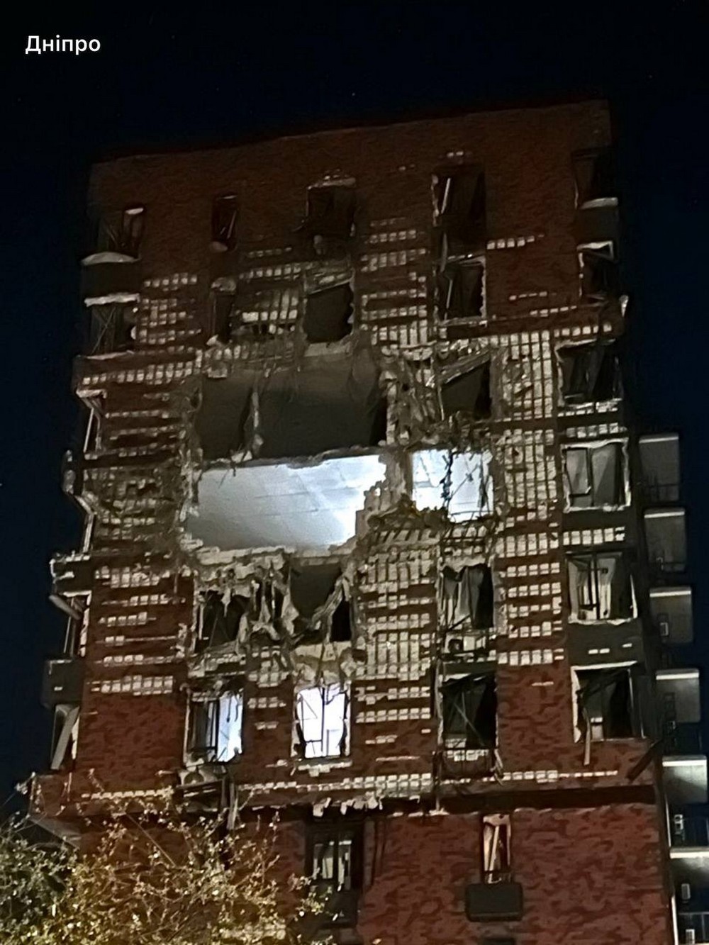 Нікополь і район були під ударом вночі і вранці, троє поранених внаслідок атаки на Дніпро (фото) Нікополь і район були під ударом вночі і вранці, троє поранених внаслідок атаки на Дніпро (фото)