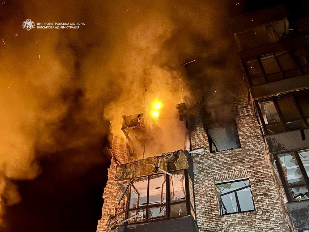 Жах у Дніпрі: загиблі, десятки поранених – серед них діти, горіли будинки в центрі (фото)