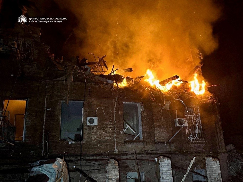 Жах у Дніпрі: загиблі, десятки поранених – серед них діти, горіли будинки в центрі (фото)
