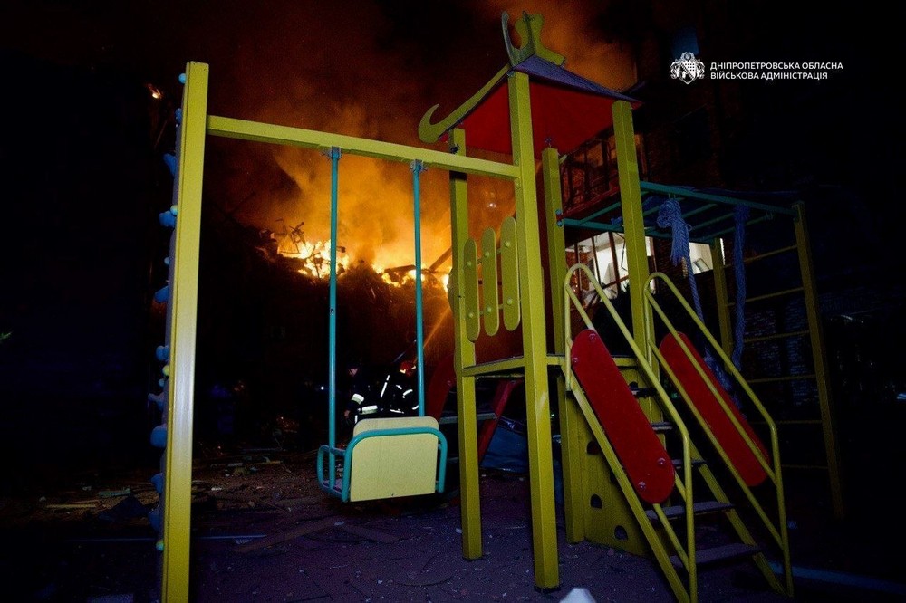 Жах у Дніпрі: загиблі, десятки поранених – серед них діти, горіли будинки в центрі (фото)