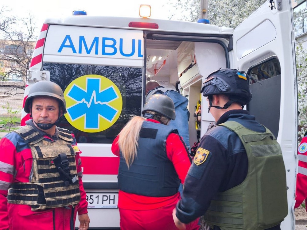 Загиблий і поранені на Нікопольщині, жертви і 30 постраждалих у Дніпрі і районі, масштабні руйнування – важка ніч на Дніпропетровщині (фото)