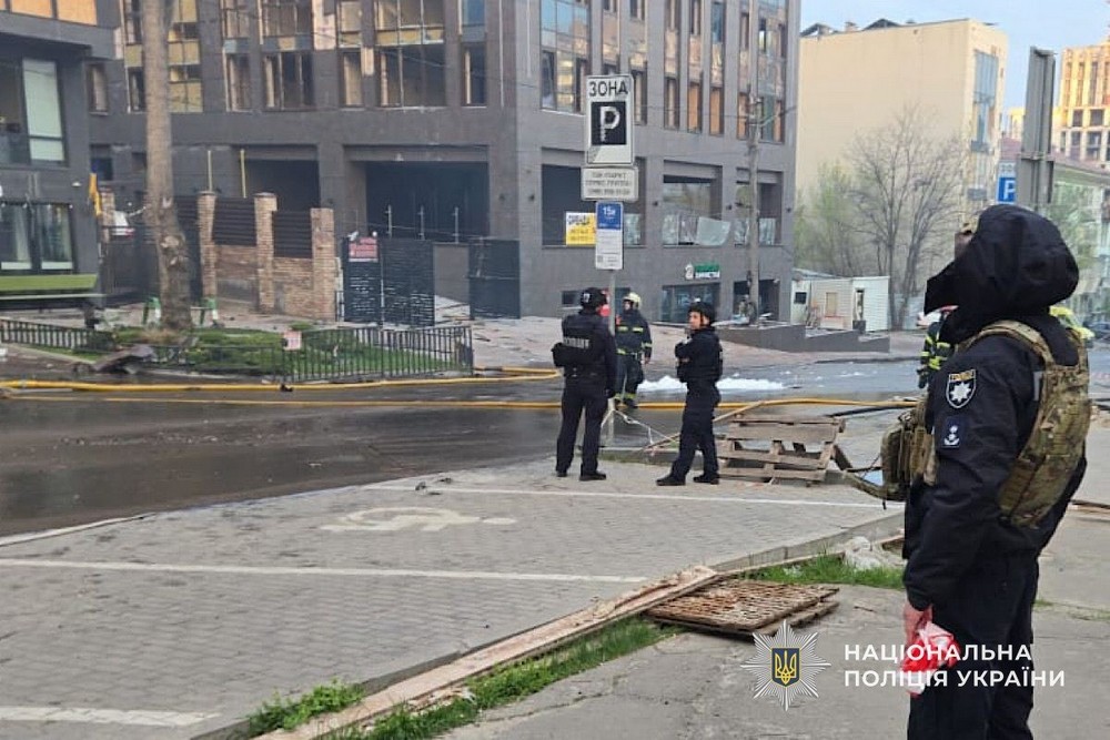 Дрони атакували автівки на Нікопольщині: є вбитий і поранені, у Дніпрі і районі теж жертви і десятки постраждалих – поліція (фото) Дрони атакували автівки на Нікопольщині: є вбитий і поранені, у Дніпрі і районі теж жертви і десятки постраждалих – поліція (фото)