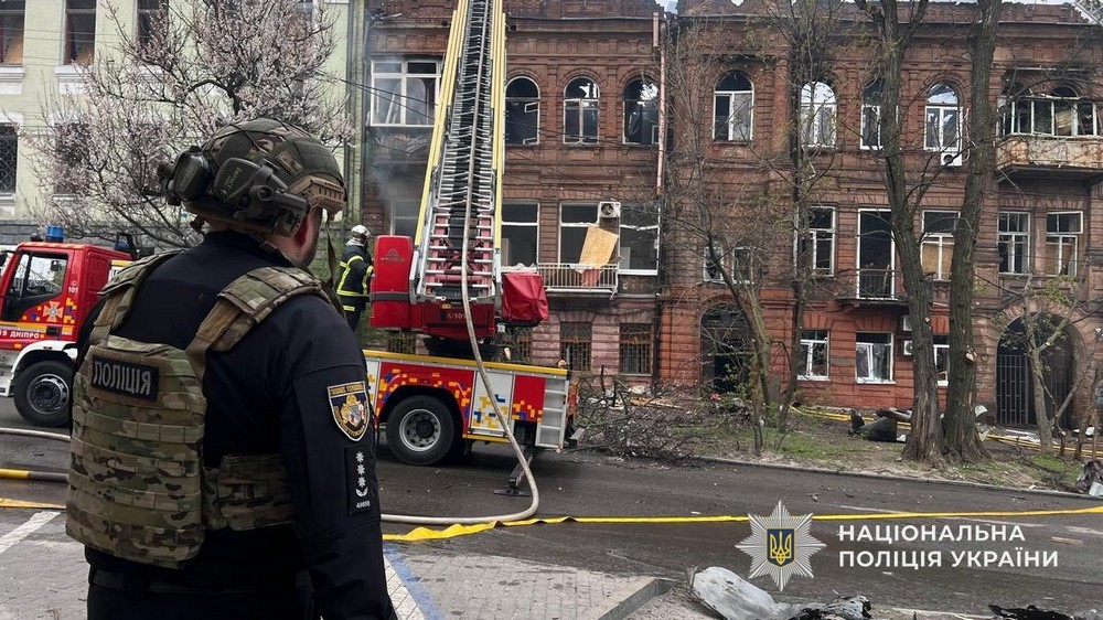 Дрони атакували автівки на Нікопольщині: є вбитий і поранені, у Дніпрі і районі теж жертви і десятки постраждалих – поліція (фото) Дрони атакували автівки на Нікопольщині: є вбитий і поранені, у Дніпрі і районі теж жертви і десятки постраждалих – поліція (фото)