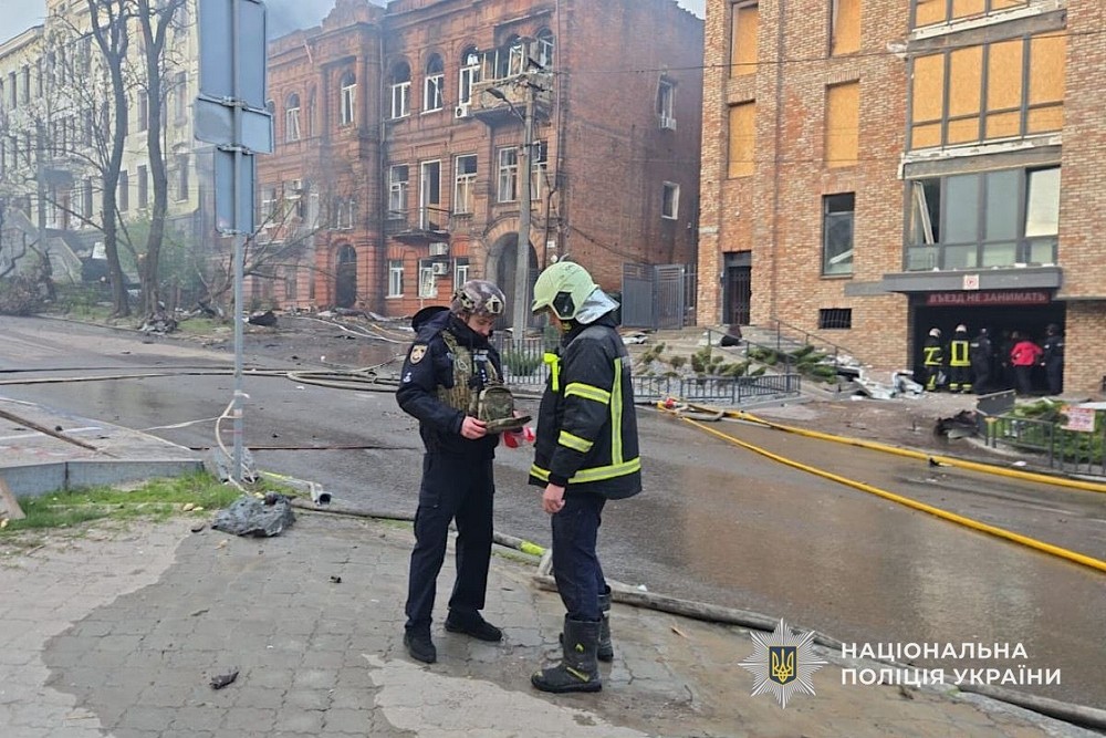 Дрони атакували автівки на Нікопольщині: є вбитий і поранені, у Дніпрі і районі теж жертви і десятки постраждалих – поліція (фото) Дрони атакували автівки на Нікопольщині: є вбитий і поранені, у Дніпрі і районі теж жертви і десятки постраждалих – поліція (фото)