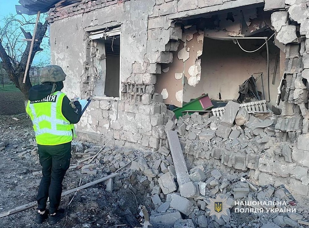 Дрони атакували автівки на Нікопольщині: є вбитий і поранені, у Дніпрі і районі теж жертви і десятки постраждалих – поліція (фото) Дрони атакували автівки на Нікопольщині: є вбитий і поранені, у Дніпрі і районі теж жертви і десятки постраждалих – поліція (фото)