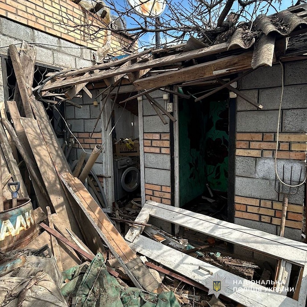 Дрони атакували автівки на Нікопольщині: є вбитий і поранені, у Дніпрі і районі теж жертви і десятки постраждалих – поліція (фото) Дрони атакували автівки на Нікопольщині: є вбитий і поранені, у Дніпрі і районі теж жертви і десятки постраждалих – поліція (фото)