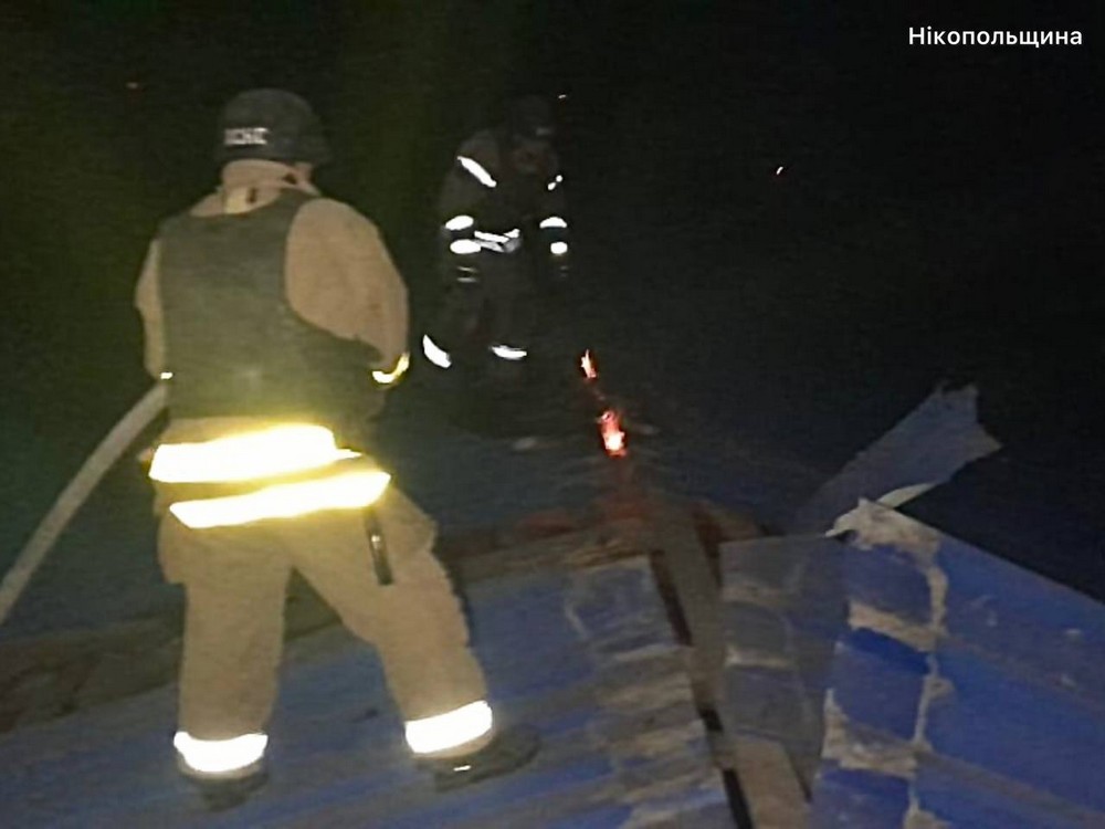 У Нікополі побито багатоповерхівки, двоє поранених у Дніпровському районі, пошкоджено транспортне підприємство у Дніпрі внаслідок ворожих атак