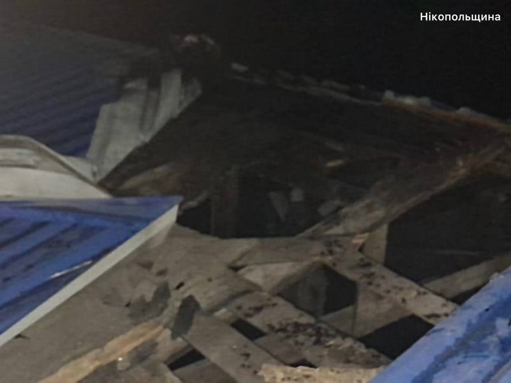 У Нікополі побито багатоповерхівки, двоє поранених у Дніпровському районі, пошкоджено транспортне підприємство у Дніпрі внаслідок ворожих атак
