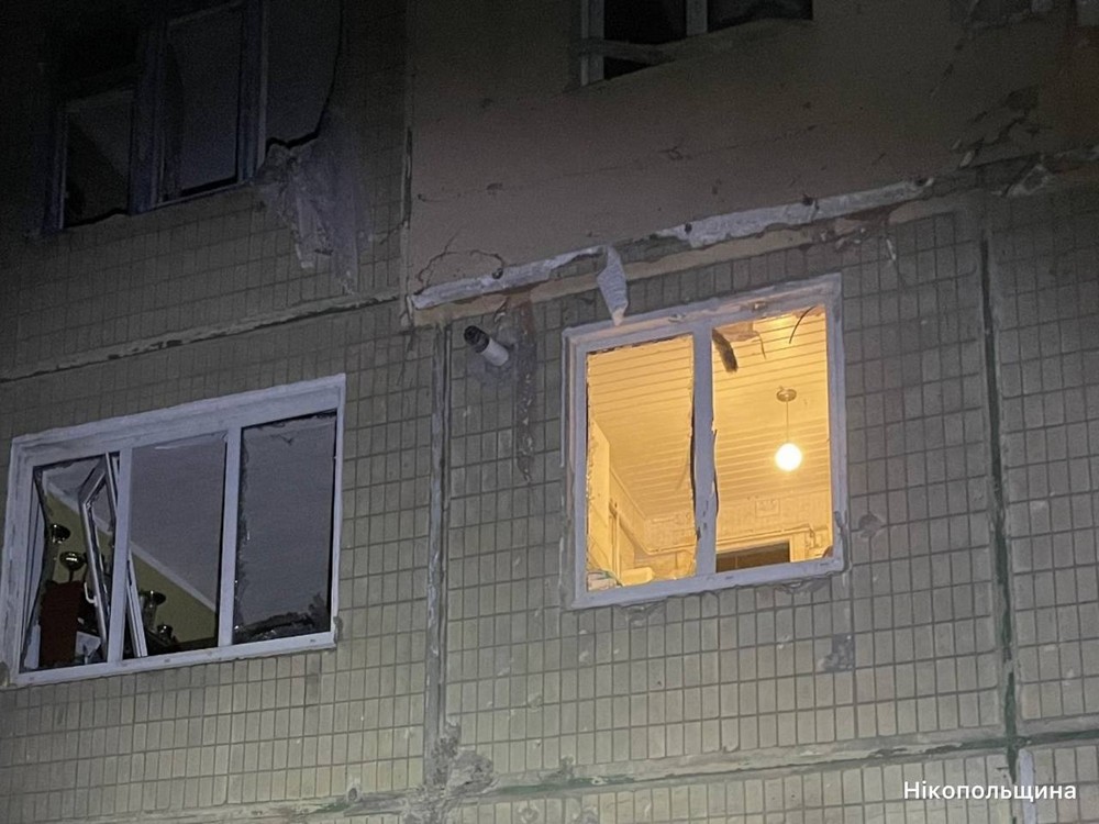 У Нікополі побито багатоповерхівки, двоє поранених у Дніпровському районі, пошкоджено транспортне підприємство у Дніпрі внаслідок ворожих атак