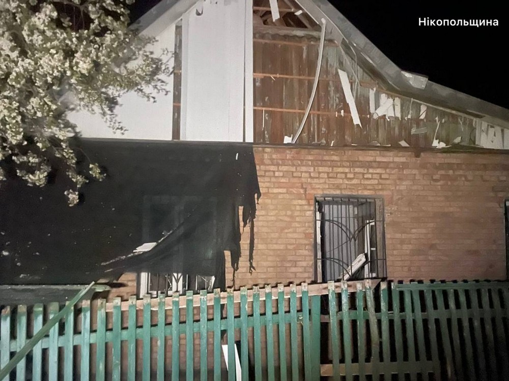 У Нікополі побито багатоповерхівки, двоє поранених у Дніпровському районі, пошкоджено транспортне підприємство у Дніпрі внаслідок ворожих атак