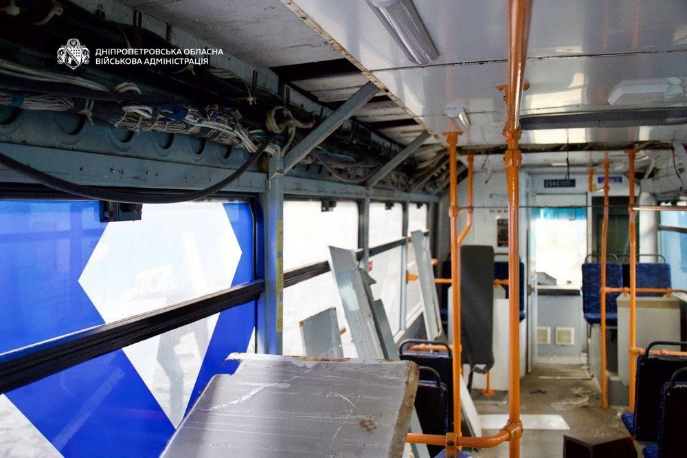 Є поранений, понівечено тролейбус: наслідки ранкової атаки на Дніпро 17 квітня (фото, відео)
