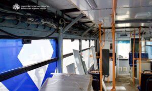 Є поранений, понівечено тролейбус: наслідки ранкової атаки на Дніпро 17 квітня (фото, відео)
