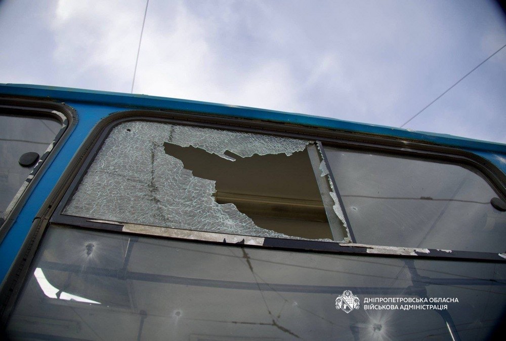 Є поранений, понівечено тролейбус: наслідки ранкової атаки на Дніпро 17 квітня (фото, відео)