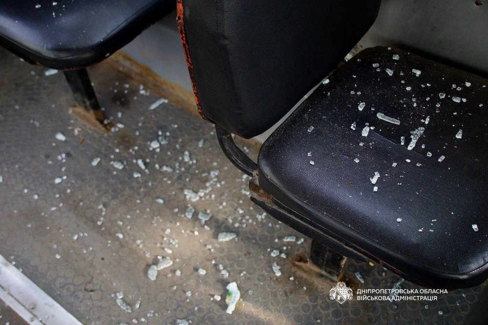 Є поранений, понівечено тролейбус: наслідки ранкової атаки на Дніпро 17 квітня (фото, відео)