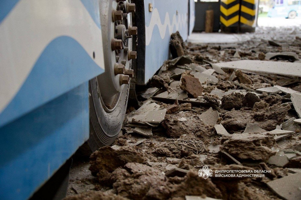 Є поранений, понівечено тролейбус: наслідки ранкової атаки на Дніпро 17 квітня (фото, відео)