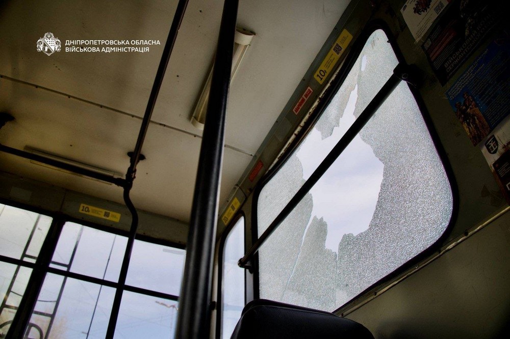 Є поранений, понівечено тролейбус: наслідки ранкової атаки на Дніпро 17 квітня (фото, відео)