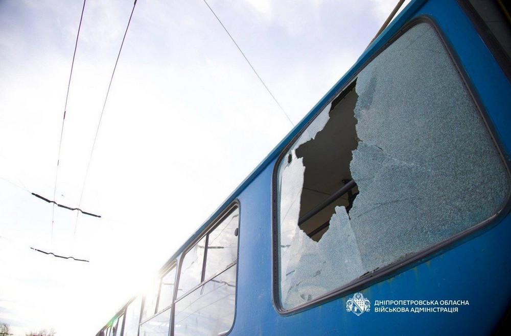 Є поранений, понівечено тролейбус: наслідки ранкової атаки на Дніпро 17 квітня (фото, відео)