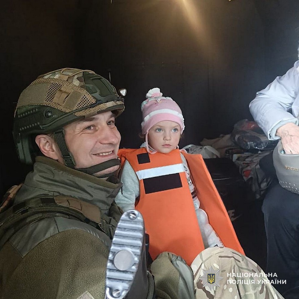 Люди їдуть через інтенсивні обстріли дронами: триває добровільна евакуація з Нікополя, «Білі янголи» вивезли ще декілька родин (фото, відео)