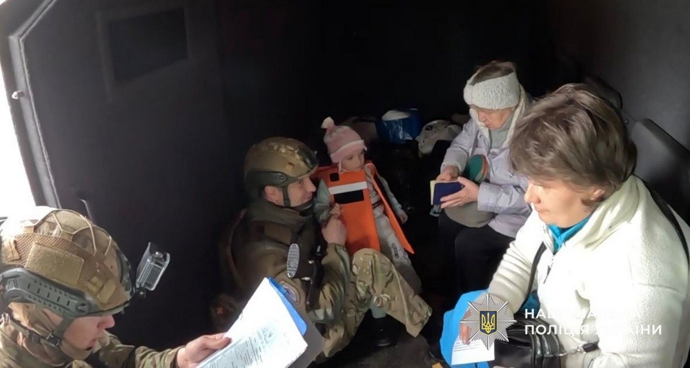 Люди їдуть через інтенсивні обстріли дронами: триває добровільна евакуація з Нікополя, «Білі янголи» вивезли ще декілька родин (фото, відео)