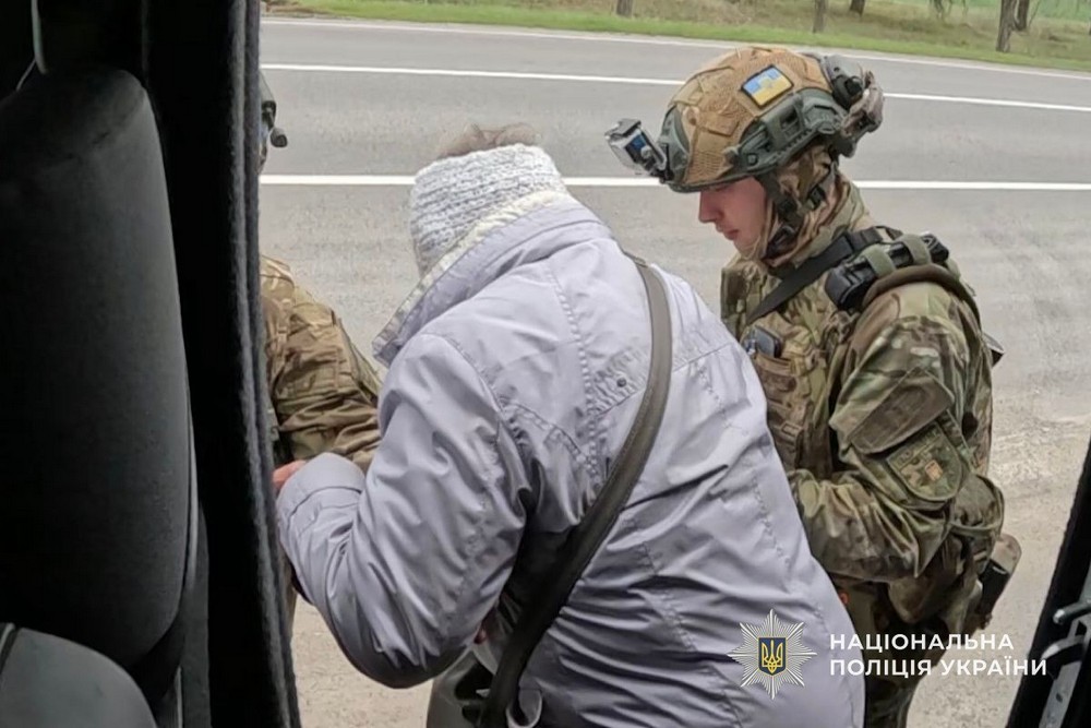 Люди їдуть через інтенсивні обстріли дронами: триває добровільна евакуація з Нікополя, «Білі янголи» вивезли ще декілька родин (фото, відео)